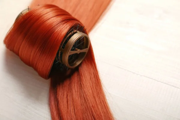 Hafif Ahşap Arka Planda Bukleli Kızıl Saç Teli Yakın Plan — Stok fotoğraf
