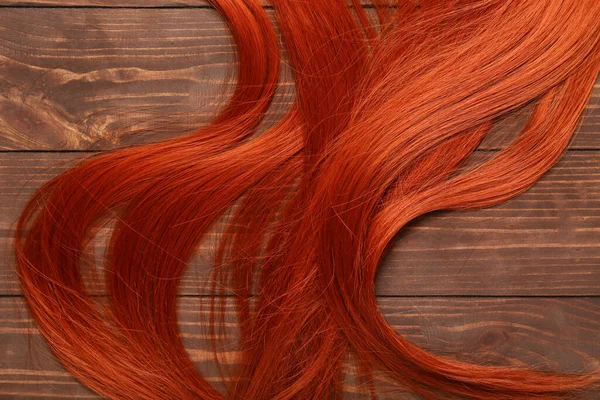 Рыжие Волосы Деревянном Фоне Крупным Планом — стоковое фото