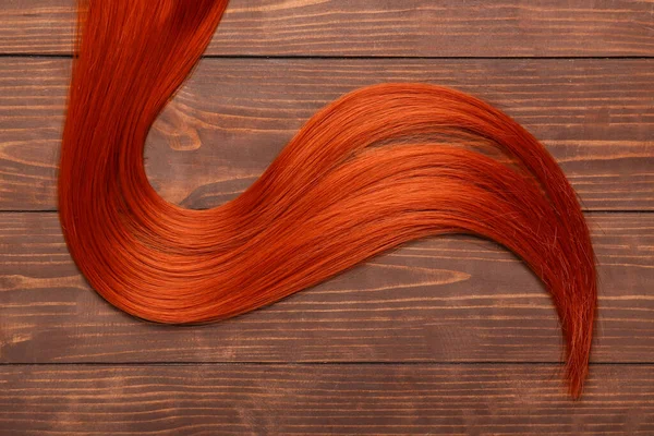 Ruda Kosmyk Włosów Drewnianym Tle Zbliżenie — Zdjęcie stockowe