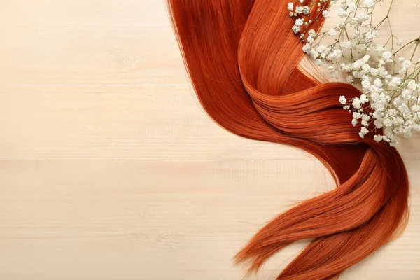 Zázvorové Vlasy Krásnými Gypsophila Květy Světle Dřevěném Pozadí Detailní Záběr — Stock fotografie