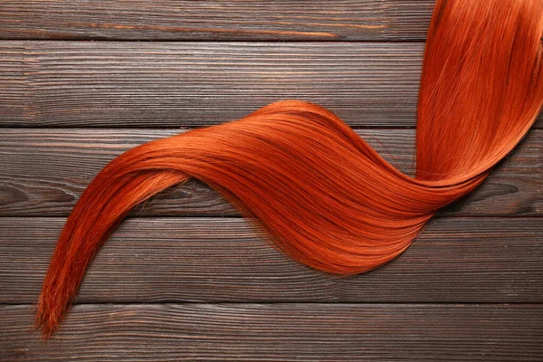 木製の背景に生姜の髪の鎖 クローズアップ — ストック写真