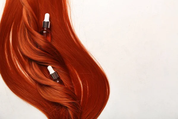 Красивые Рыжие Волосы Бутылками Эфирного Масла Светлом Фоне Крупным Планом — стоковое фото