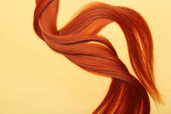 Імбирне Волосся Жовтому Фоні Крупним Планом — стокове фото