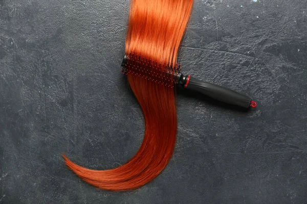 Рыжие Волосы Прядь Щетка Темном Фоне Крупным Планом — стоковое фото