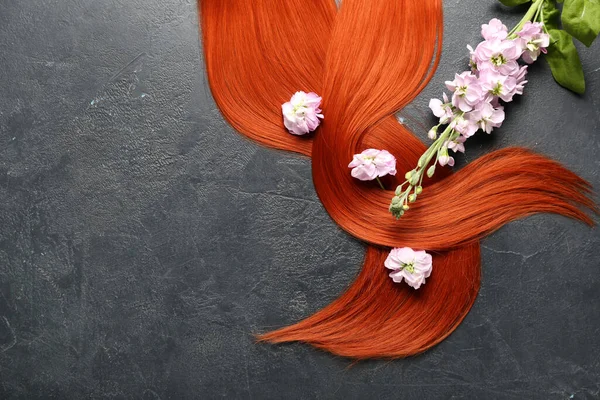 Рыжие Волосы Красивыми Цветами Темном Фоне Крупным Планом — стоковое фото