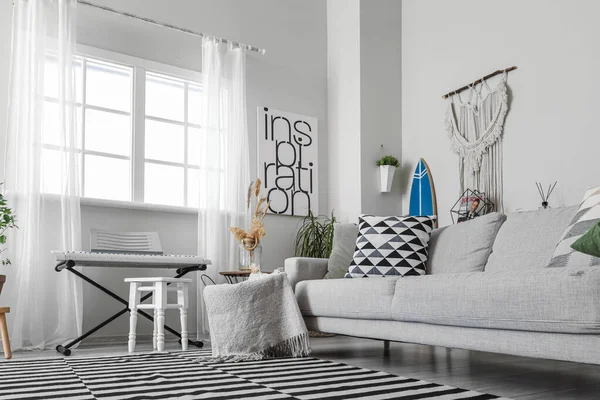 Interior Stylish Living Room Surfboard Synthesizer Sofa — Stock Photo, Image