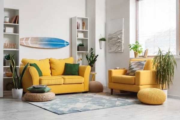 Interior Sala Estar Leve Com Prancha Surf Sofá Amarelo Poltrona — Fotografia de Stock