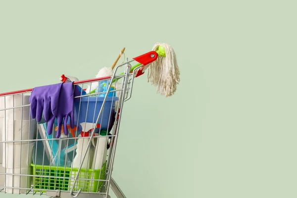 Bevásárlókosár Tele Tisztítószerek Halványzöld Háttér — Stock Fotó