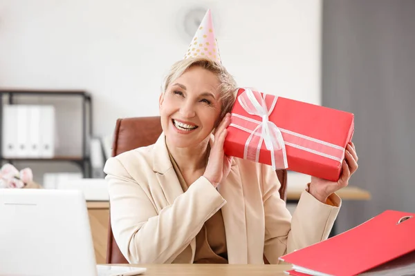 Felnőtt Születésnapi Ajándékkal Irodában — Stock Fotó