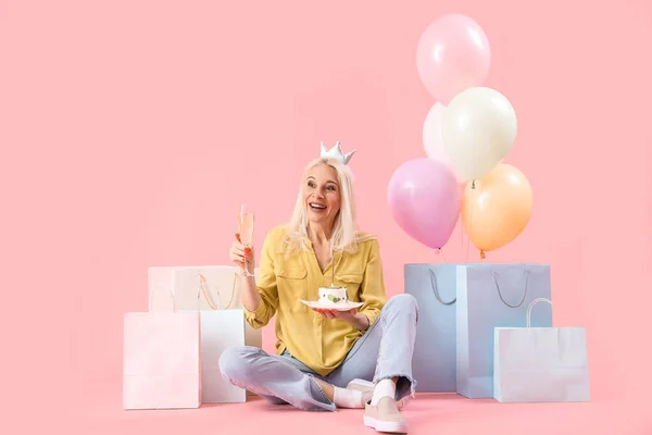 Volwassen Vrouw Met Taart Champagne Vieren Verjaardag Roze Achtergrond — Stockfoto