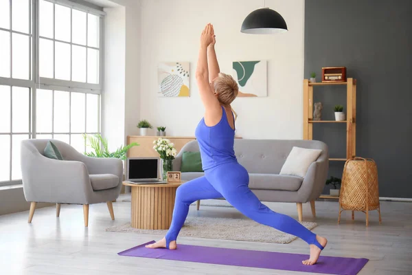 Sportieve Volwassen Vrouw Doet Yoga Thuis — Stockfoto