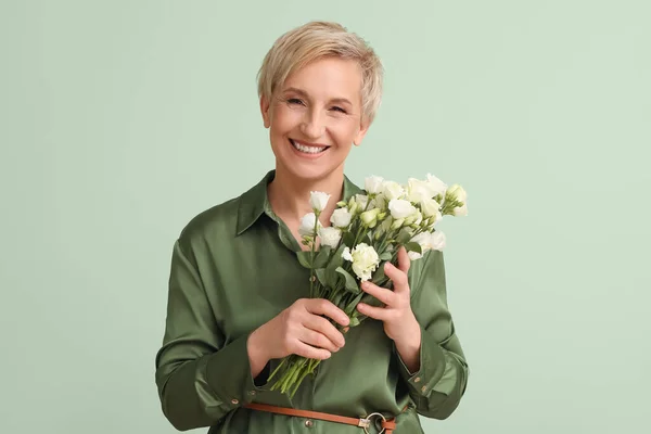 Starší Žena Krásnými Růžemi Zeleném Pozadí — Stock fotografie