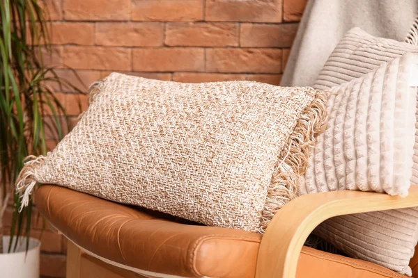 リビングルームで居心地の良い枕とアームチェア クローズアップ — ストック写真
