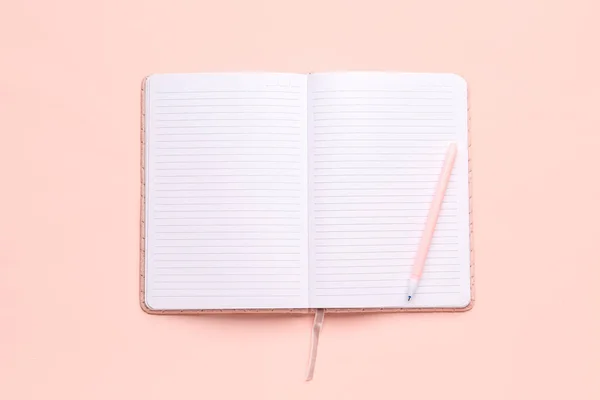 Cuaderno Abierto Blanco Con Pluma Sobre Fondo Rosa —  Fotos de Stock