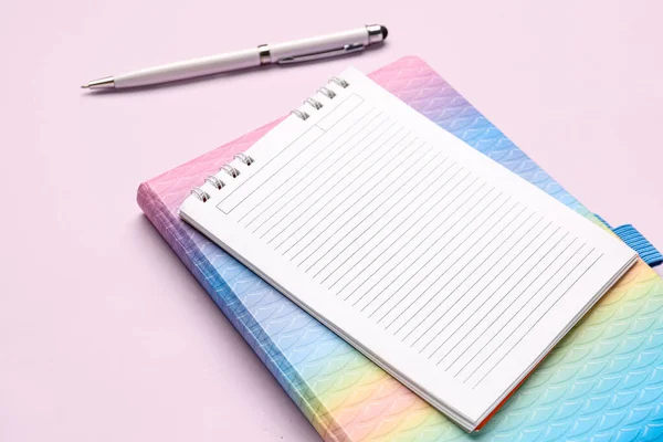 Notebookok Tollal Rózsaszín Háttér Közelkép — Stock Fotó