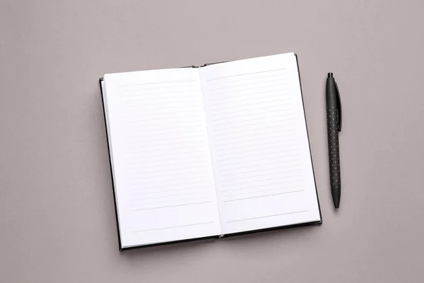 Cuaderno Abierto Blanco Pluma Sobre Fondo Gris —  Fotos de Stock
