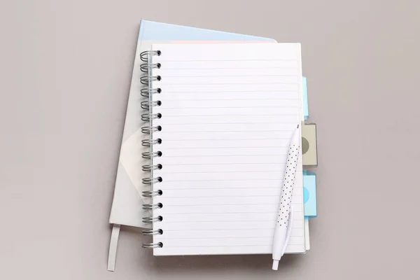 Ноутбуки Ручкой Сером Фоне — стоковое фото