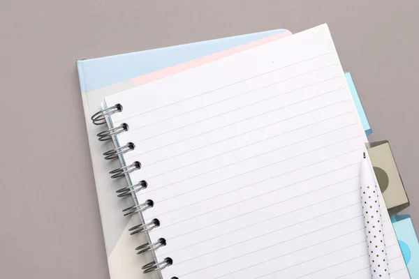 Ноутбуки Ручка Сером Фоне Крупным Планом — стоковое фото