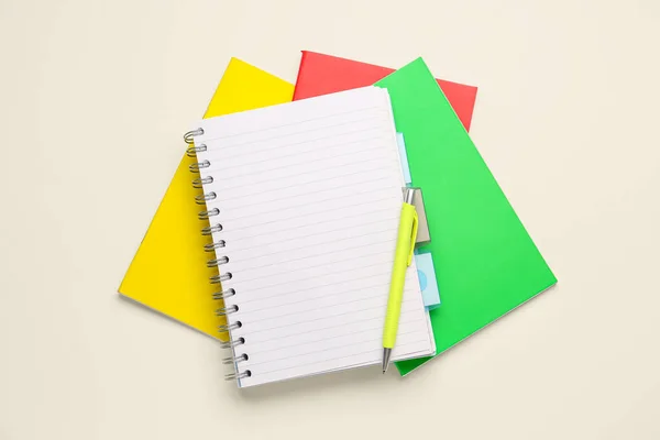 白色背景的不同笔记本和钢笔的堆栈 — 图库照片