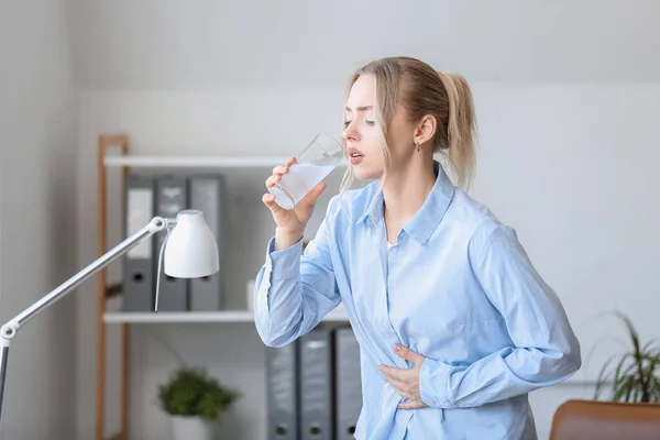 Ung Affärskvinna Dricksvatten Med Upplöst Tablett Kontoret — Stockfoto