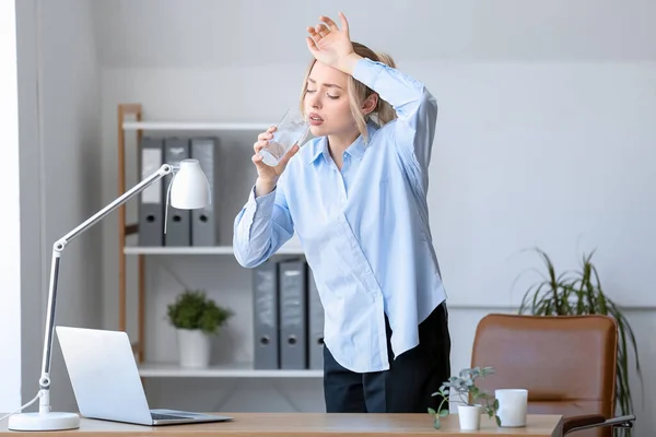 Young Businesswoman Drinking Water Dissolved Tablet Office — Stock Photo, Image