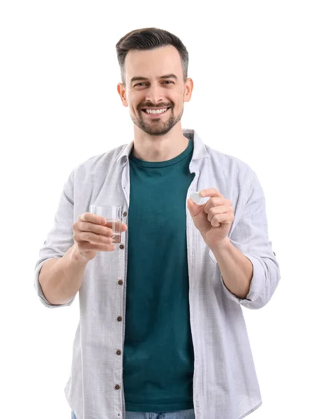Junger Mann Mit Löslicher Tablette Und Glas Wasser Auf Weißem — Stockfoto