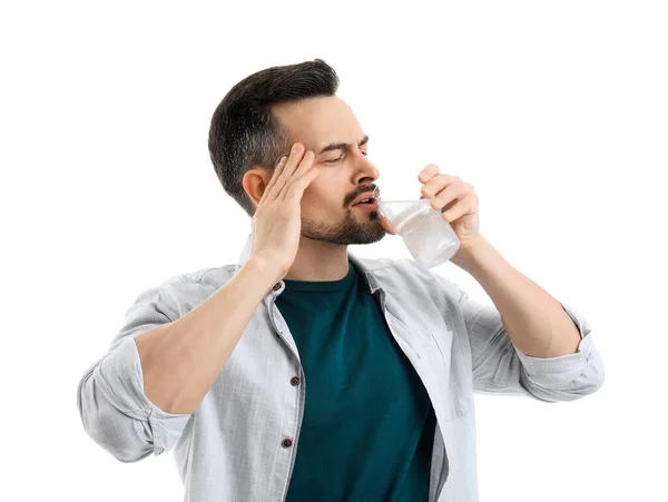 Junger Mann Trinkt Wasser Mit Aufgelöster Tablette Auf Weißem Hintergrund — Stockfoto