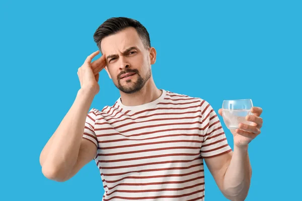 Młody Człowiek Rozpuszczoną Tabletką Szklance Wody Cierpiący Ból Głowy Niebieskim — Zdjęcie stockowe