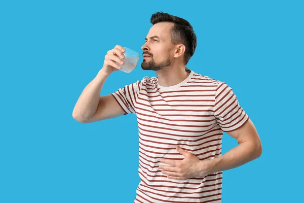 Jongeman Drinkwater Met Opgeloste Tablet Blauwe Achtergrond — Stockfoto