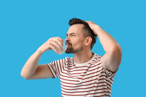 Jongeman Drinkwater Met Opgeloste Tablet Blauwe Achtergrond — Stockfoto