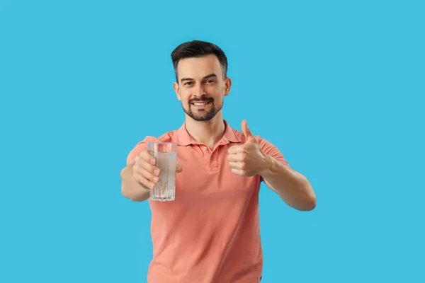 Young Man Dissolved Tablet Glass Water Showing Thumb Blue Background — Stock Photo, Image