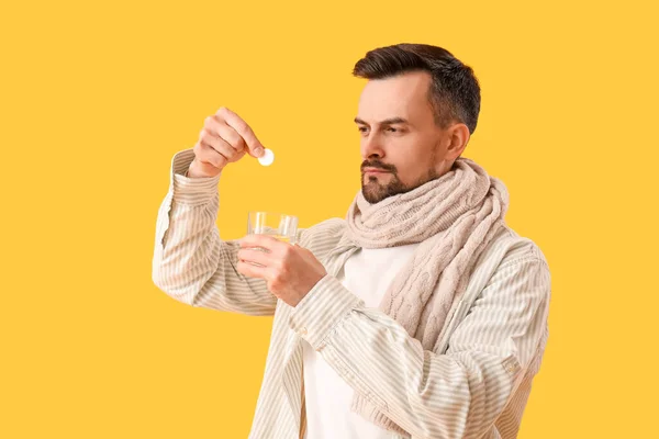 Ill Ung Man Sätta Löslig Tablett Glas Vatten Gul Bakgrund — Stockfoto
