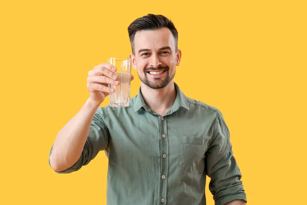 Young Man Dissolved Tablet Glass Water Yellow Background — Stock Photo, Image