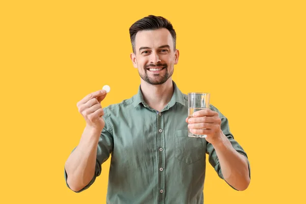 Young Man Soluble Tablet Glass Water Yellow Background — Stock Photo, Image