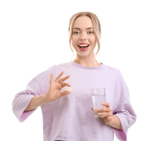 Młoda Kobieta Rozpuszczalną Tabletką Szklanką Wody Białym Tle — Zdjęcie stockowe