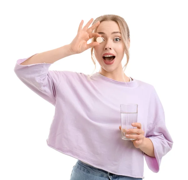 Jonge Vrouw Met Oplosbare Tablet Glas Water Witte Achtergrond — Stockfoto