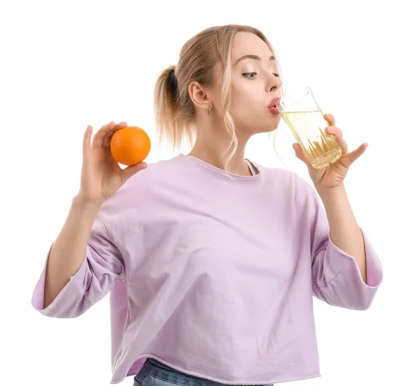 Молодая Женщина Растворенной Таблеткой Стакане Воды Оранжевый Белом Фоне — стоковое фото