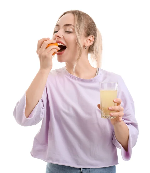 Giovane Donna Con Compressa Dissolta Vetro Acqua Mangiare Arancione Sfondo — Foto Stock
