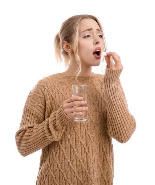 Junge Frau Mit Löslicher Tablette Und Glas Wasser Auf Weißem — Stockfoto