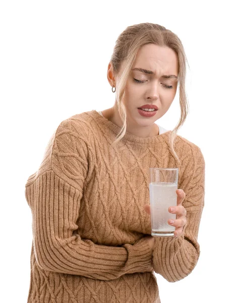 Młoda Kobieta Rozpuszczoną Tabletką Szklance Wody Cierpiąca Ból Brzucha Białym — Zdjęcie stockowe