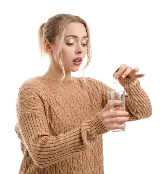 Młoda Kobieta Wkładająca Rozpuszczalną Tabletkę Szklanki Wody Białym Tle — Zdjęcie stockowe