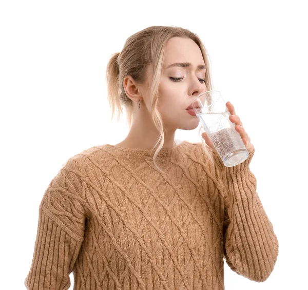 Νεαρή Γυναίκα Που Πίνει Νερό Διαλυμένο Δισκίο Λευκό Φόντο — Φωτογραφία Αρχείου