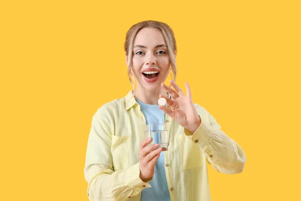 Jonge Vrouw Met Oplosbare Tablet Glas Water Gele Achtergrond — Stockfoto