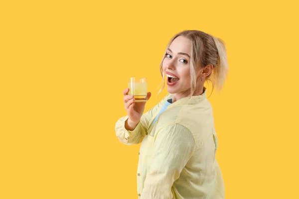 Młoda Kobieta Rozpuszczoną Tabletką Szklance Wody Żółtym Tle — Zdjęcie stockowe