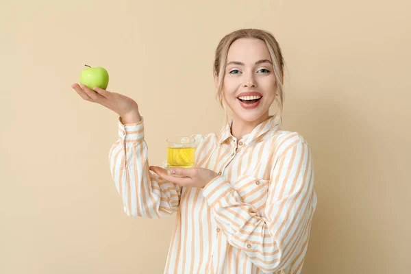 Mladá Žena Rozpuštěnou Tabletou Sklenici Vody Jablka Béžovém Pozadí — Stock fotografie