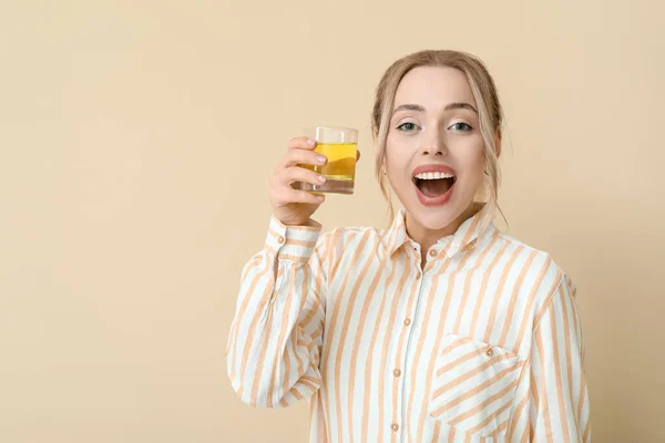 Jonge Vrouw Met Opgeloste Tablet Glas Water Beige Achtergrond — Stockfoto