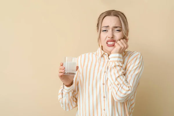 Bej Arka Planda Diş Ağrısından Muzdarip Çözünmüş Tabletli Genç Bir — Stok fotoğraf