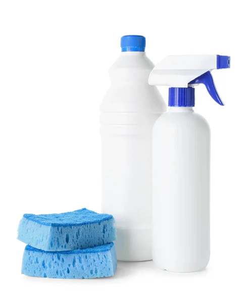 Garrafas Detergente Esponjas Limpeza Azul Sobre Fundo Branco — Fotografia de Stock