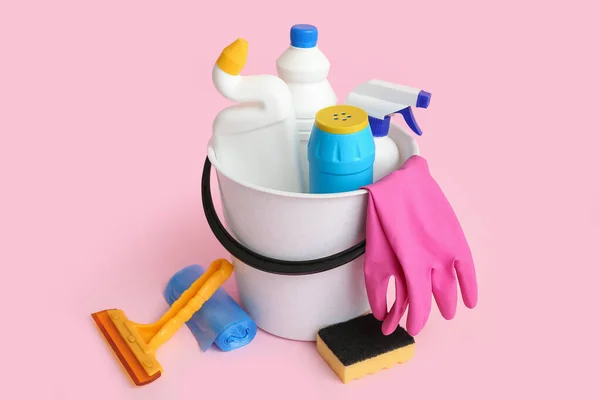 ピンクの背景に異なる洗浄装置を持つバケツ — ストック写真