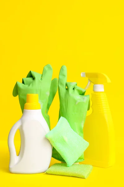 Diferentes Suprimentos Limpeza Fundo Amarelo — Fotografia de Stock